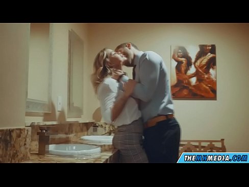 ❤️ Döşlü sarışın sizi ictimai tualetdə aldatdıqda Sikişmə videosu  bizdə ❌